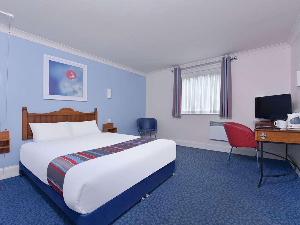 Travelodge Basildon Уикфорд Стая снимка