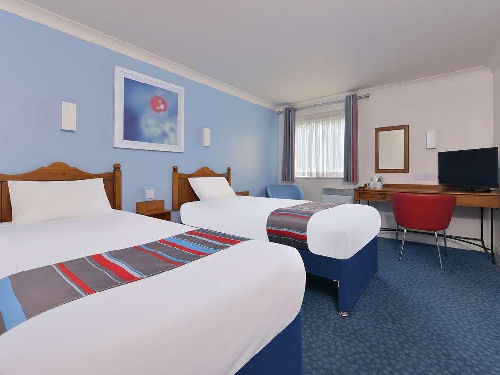 Travelodge Basildon Уикфорд Стая снимка