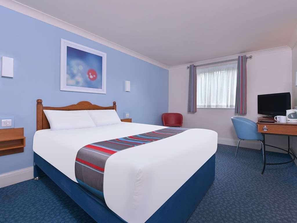 Travelodge Basildon Уикфорд Стая снимка