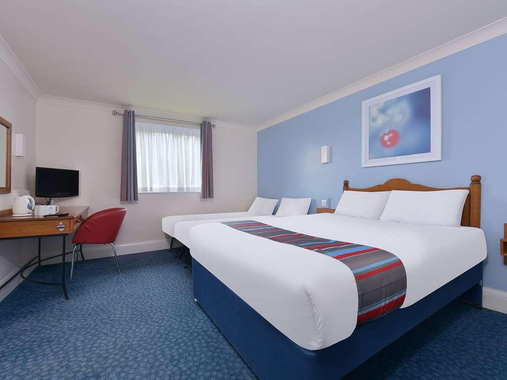 Travelodge Basildon Уикфорд Стая снимка