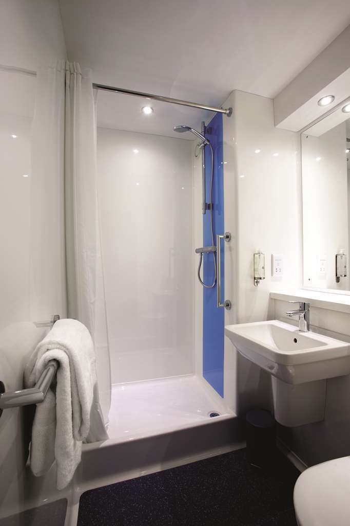 Travelodge Basildon Уикфорд Стая снимка