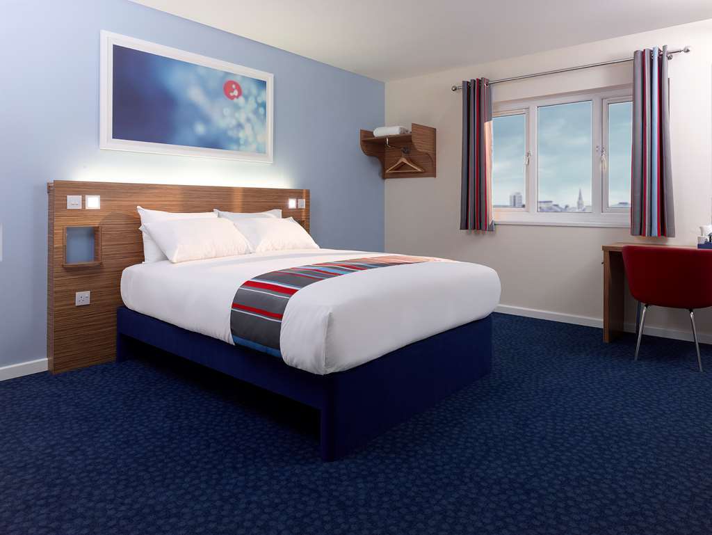 Travelodge Basildon Уикфорд Стая снимка