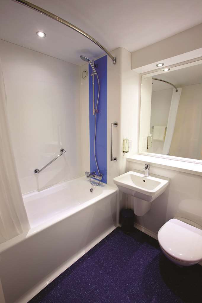 Travelodge Basildon Уикфорд Стая снимка