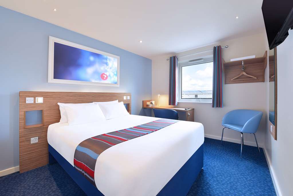 Travelodge Basildon Уикфорд Стая снимка