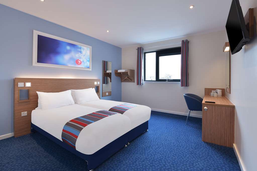 Travelodge Basildon Уикфорд Стая снимка