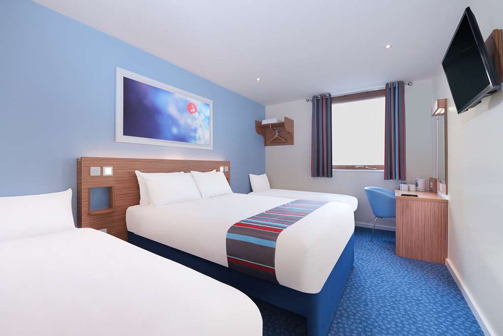 Travelodge Basildon Уикфорд Стая снимка