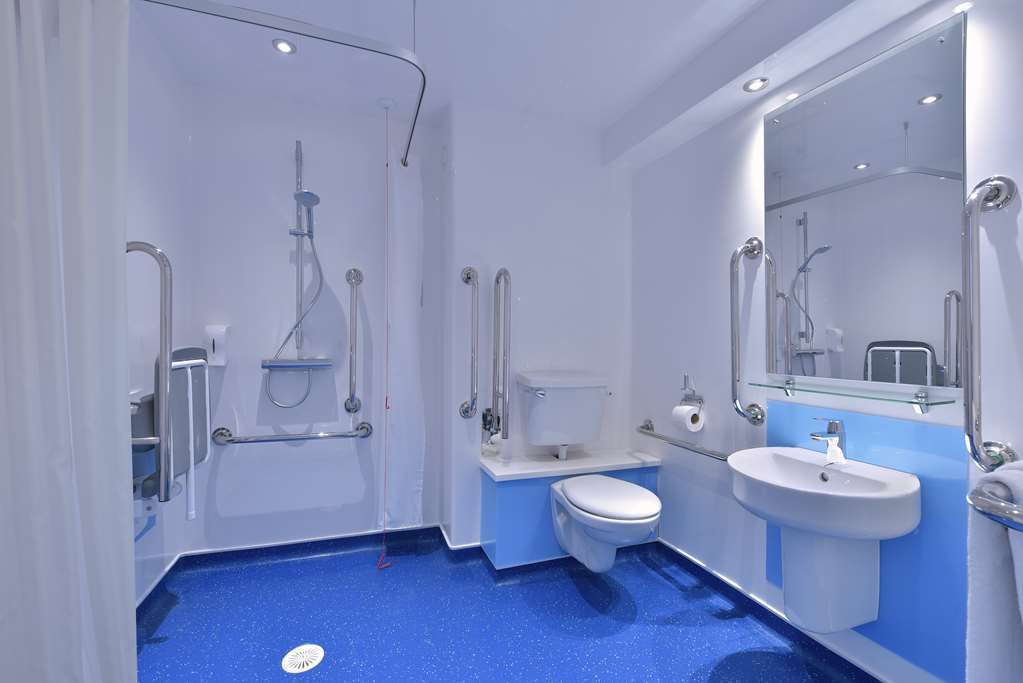 Travelodge Basildon Уикфорд Стая снимка