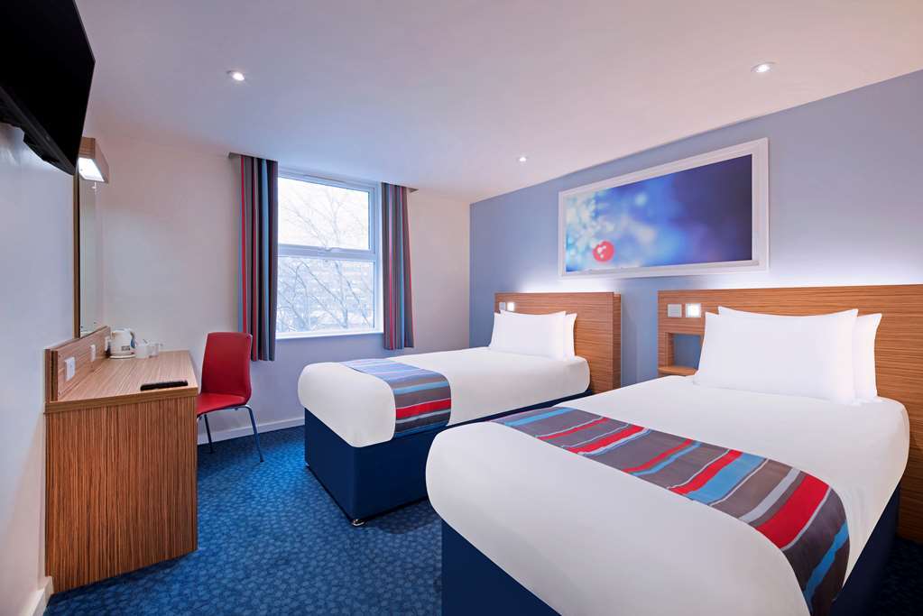 Travelodge Basildon Уикфорд Стая снимка